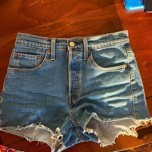 Women’s medium wash Levi’s shorts, size 26